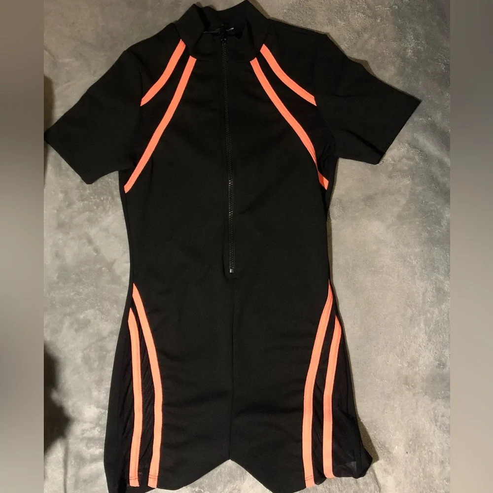 One piece - Picture 1 of 4